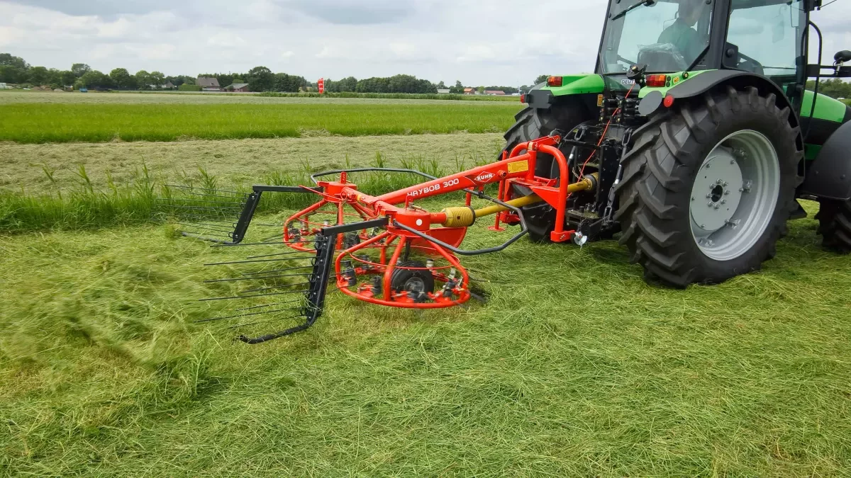 Haybob-Machine-at-work_0.jpg.webp