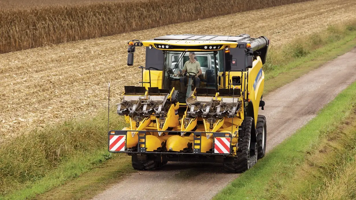 Cueilleur à maïs repliable New Holland en position transport