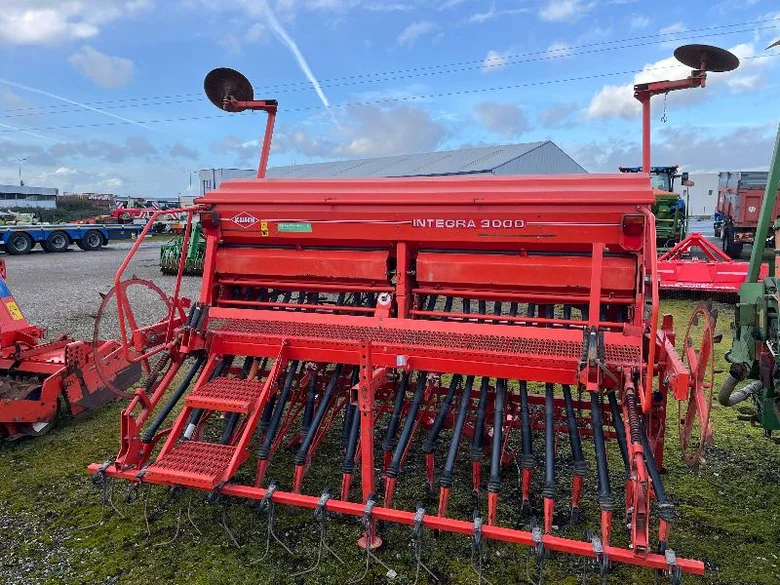 Outil du sol animé KUHN INTEGRA 3003