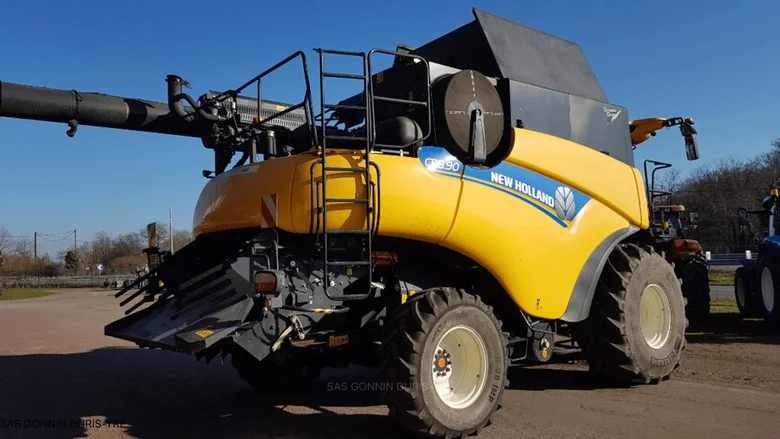 Moissonneuse batteuse NEW-HOLLAND CR 8.90