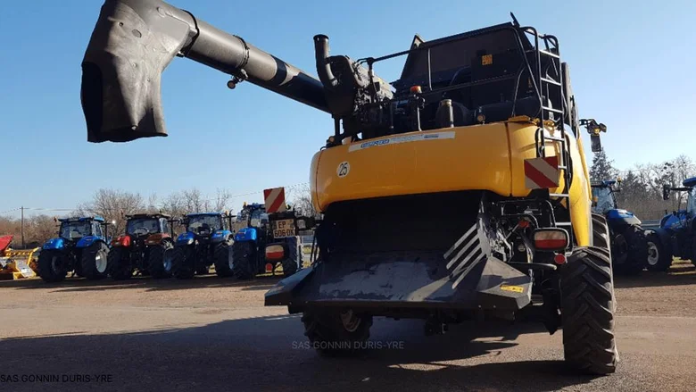 Moissonneuse batteuse NEW-HOLLAND CR 8.90
