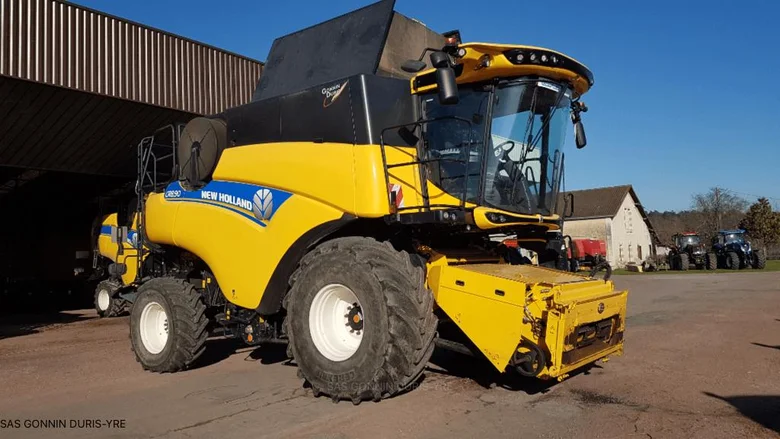 Moissonneuse batteuse NEW-HOLLAND CR 8.90