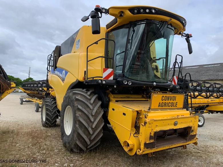 Moissonneuse batteuse NEW-HOLLAND CR 8.90