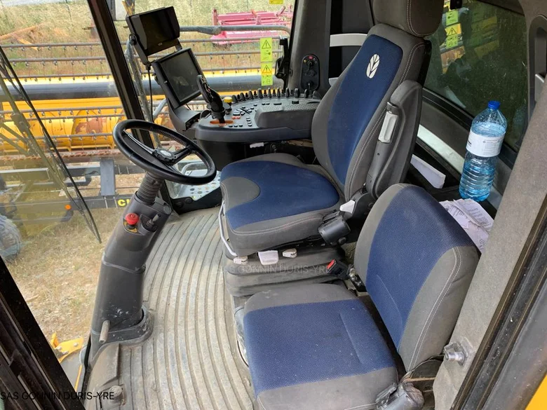 Moissonneuse batteuse NEW-HOLLAND CR 8.90