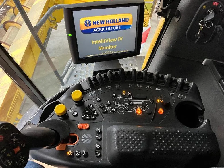 Moissonneuse batteuse NEW-HOLLAND CR 8.90