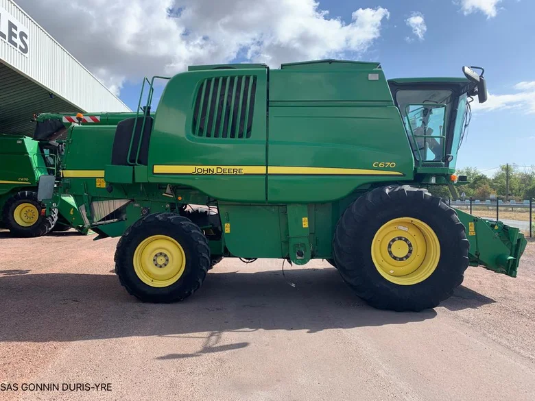 Moissonneuse batteuse JOHN-DEERE C670
