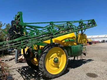 Pulvérisateur JOHN-DEERE 724