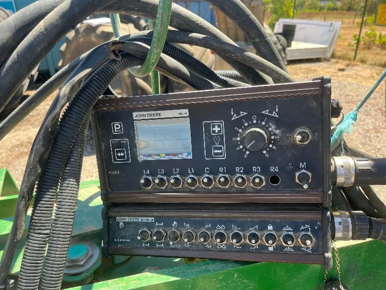 Pulvérisateur JOHN-DEERE 724