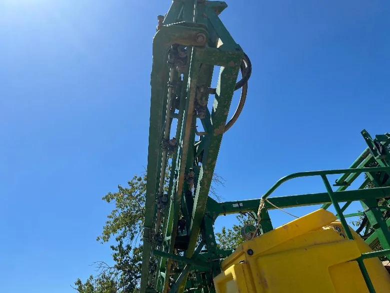Pulvérisateur JOHN-DEERE 724