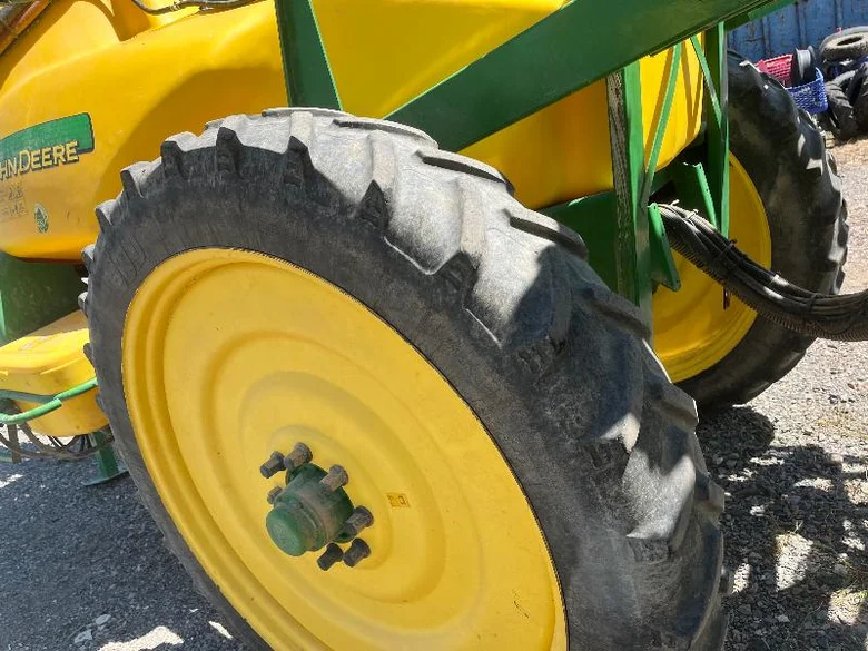 Pulvérisateur JOHN-DEERE 724