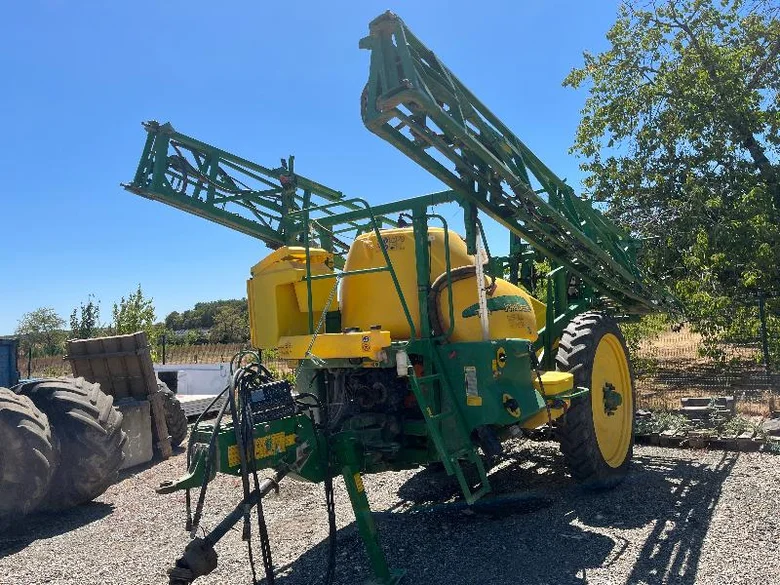 Pulvérisateur JOHN-DEERE 724