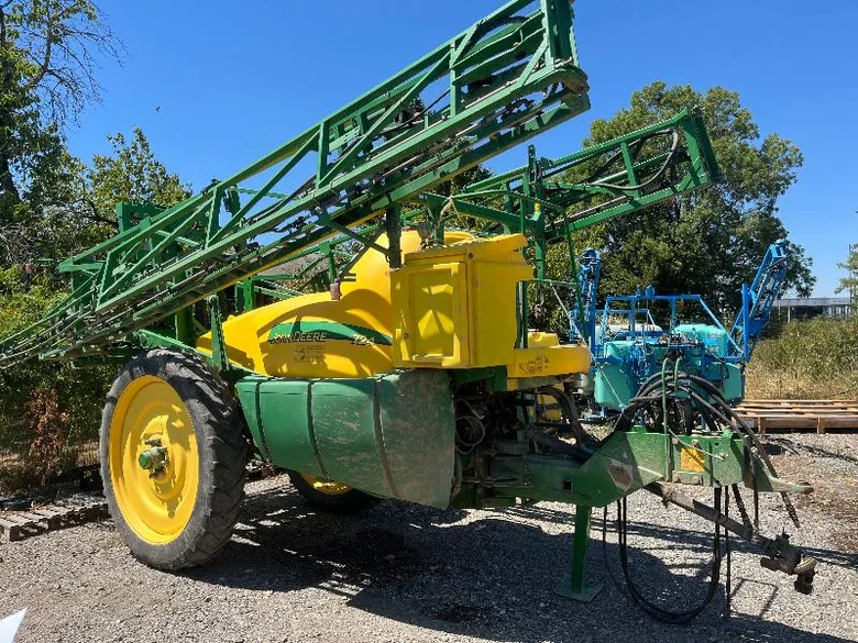 Pulvérisateur JOHN-DEERE 724