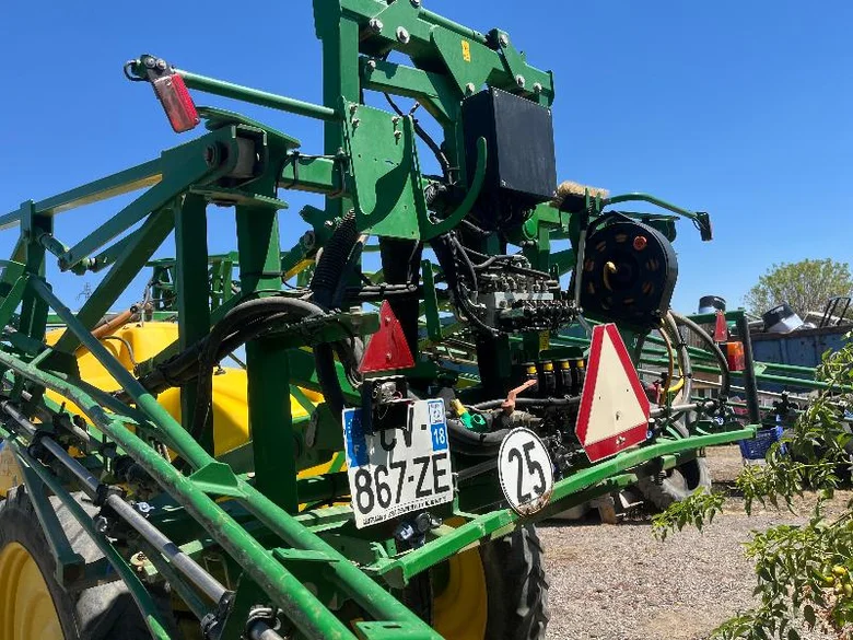 Pulvérisateur JOHN-DEERE 724