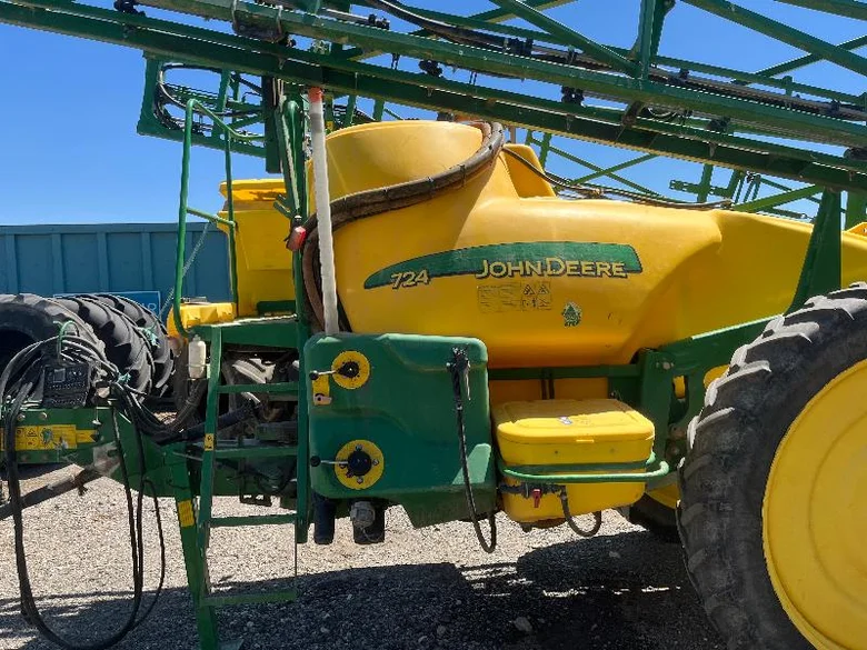 Pulvérisateur JOHN-DEERE 724