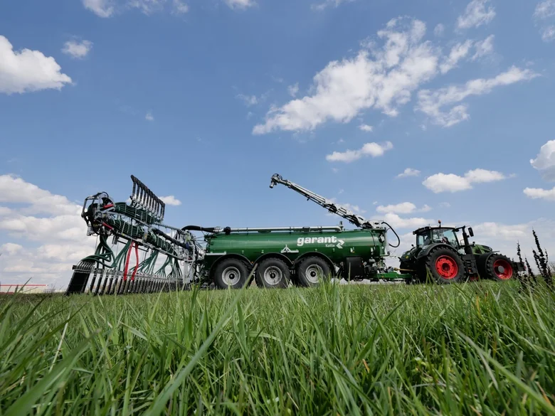 Camion-citerne à pompe avec pompe rotative