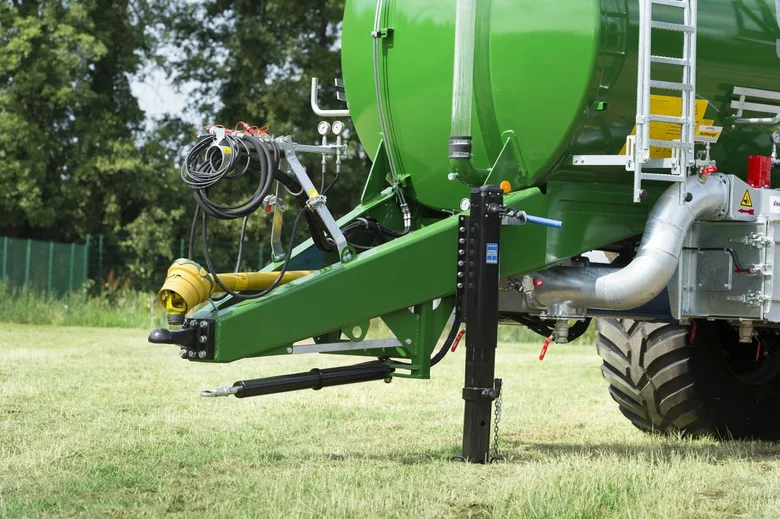 Camion-citerne à pompe avec pompe rotative