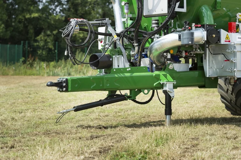 Camion-citerne à pompe avec pompe rotative