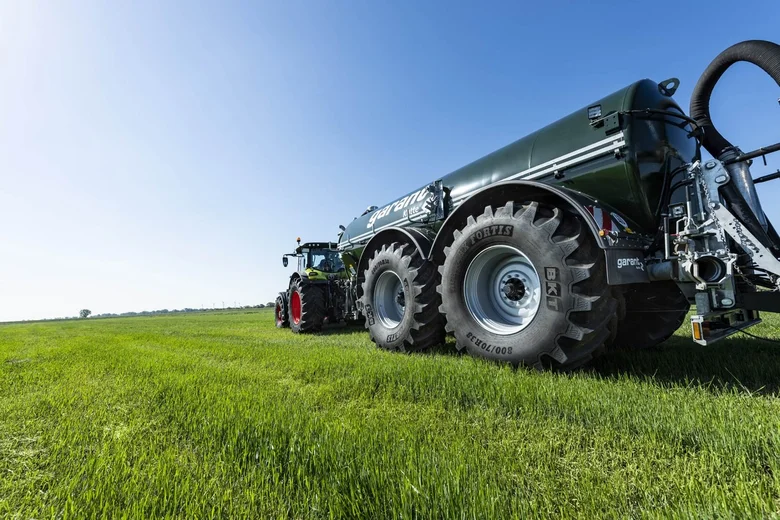 Camion-citerne à pompe avec pompe rotative