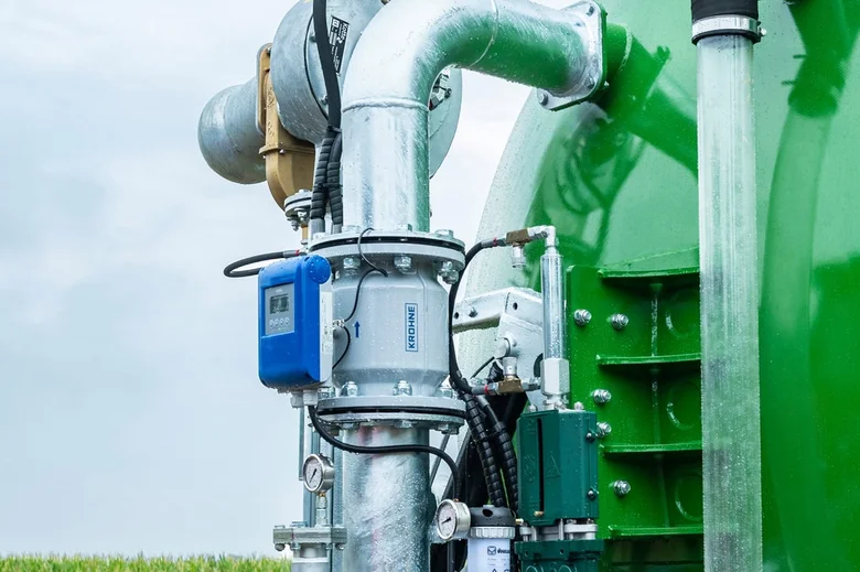 Camion-citerne à pompe avec pompe rotative