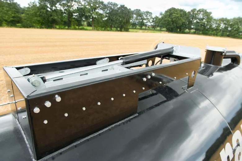 Camion-citerne à pompe avec pompe rotative