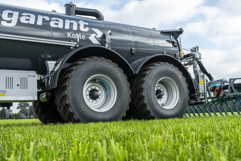 Camion-citerne à pompe avec pompe rotative