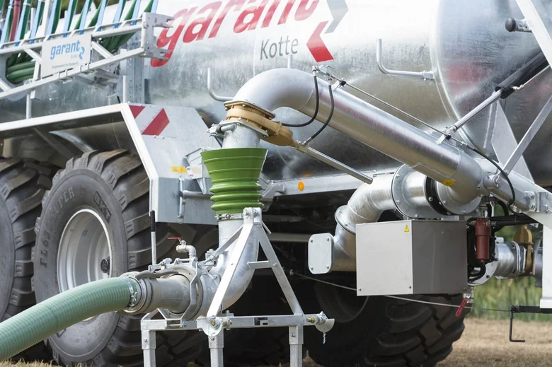 Camion-citerne à pompe avec pompe rotative