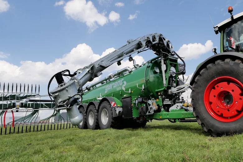 Camion-citerne à pompe avec pompe rotative