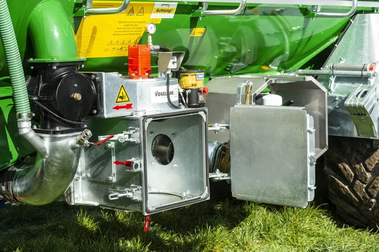 Camion-citerne à pompe avec pompe rotative